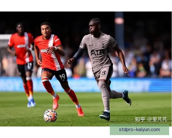 卢顿队在2025英超联赛中迎来历史性胜利，状态回暖备受关注。